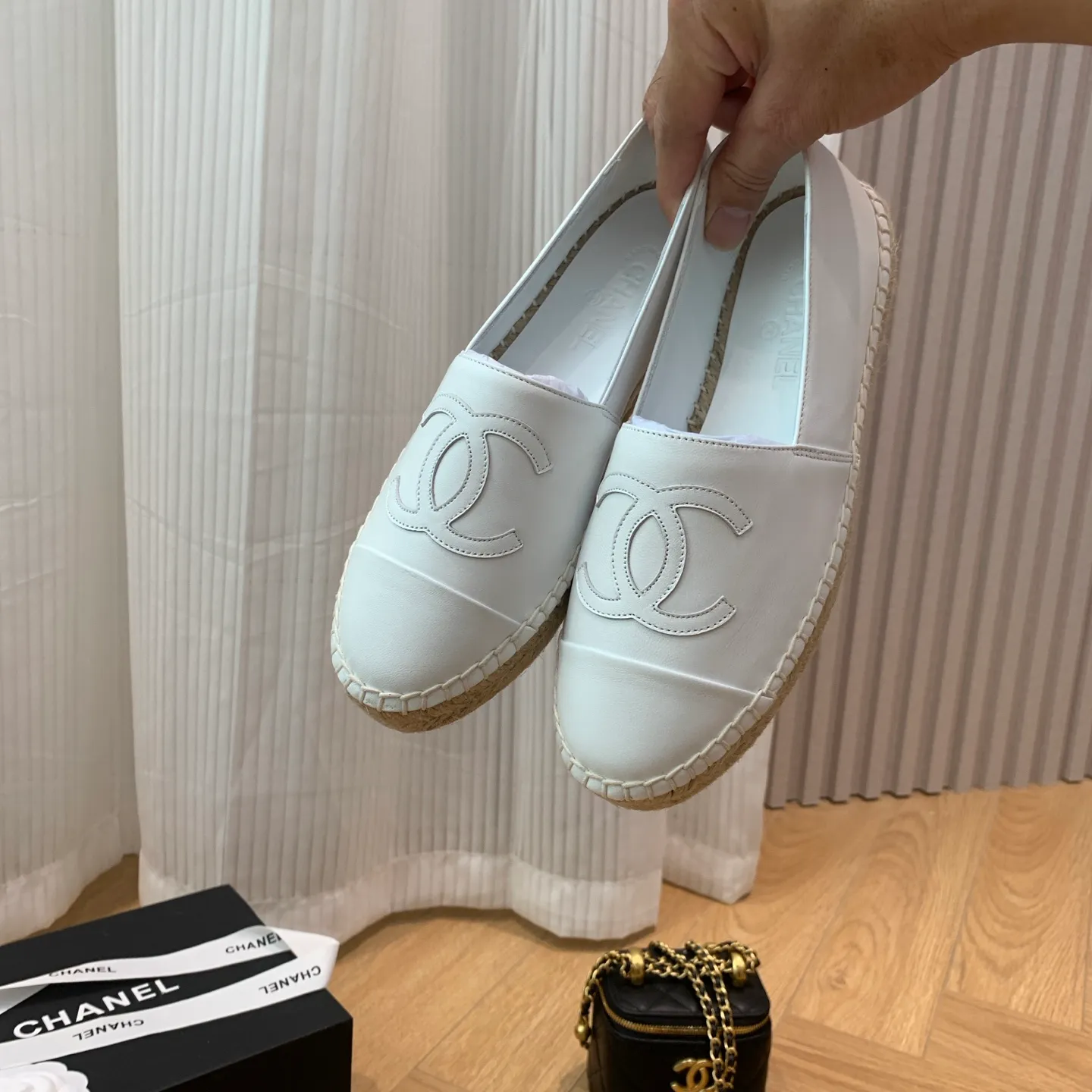👟👟Ex-factory price 440👟👟 👑New colors are coming ✌️New version of Chanel fisherman shoes is coming❗️Delivered in a full set of top-notch packaging. The quality of my fisherman shoes has not been introduced much, everyone who has had them knows it! The original customized upper, and my outsole is the original translucent outsole, the opaque outsole is the wrong version, full set of authentic packaging ❗️ size: 35-40, running price
